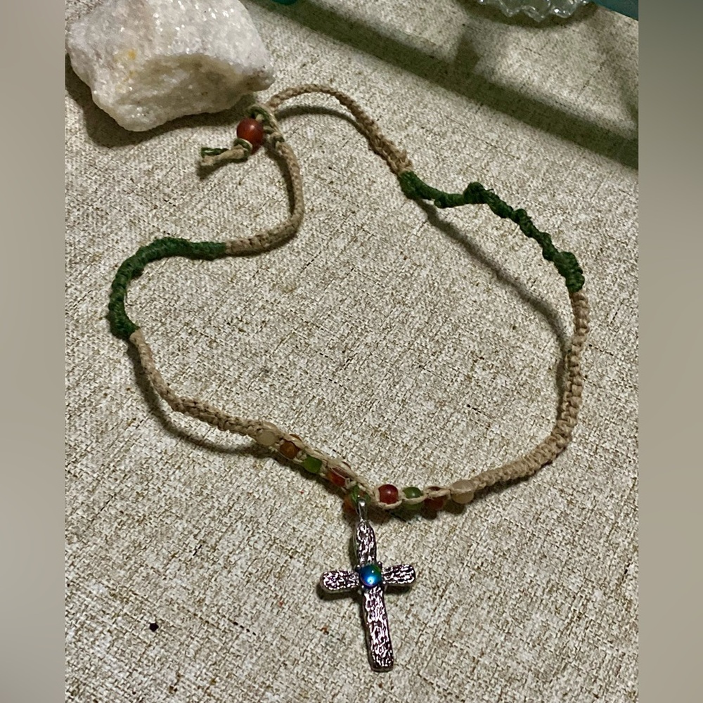 🧿Natural leash necklace..Cross pendant and color-changing stone in the center🧿